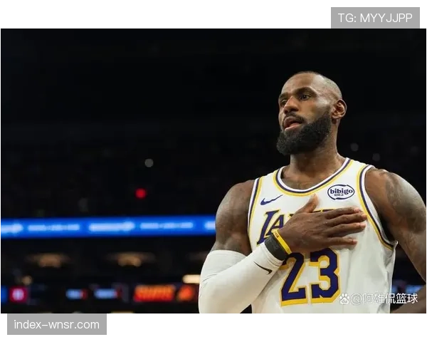 詹姆斯篮下进攻被打手未吹 裁判漏判引发赛后讨论